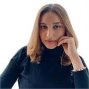 Studentessa di lingue con un master in pedagogia