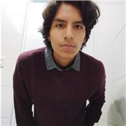 Estudiante de Economía de 8vo ciclo en la PUCP enseña de la materia a otros estudiantes de ciclo menores