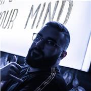 Dj e tecnico del suono impartisce lezioni sul mixaggio e la miscelazione dei suoni