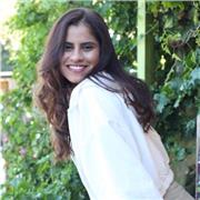 Profesora de Historia imparte clases a niños, jóvenes y adultos