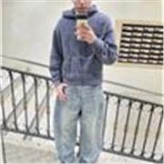 Hombre con inglés B1,paciente con los niños y muy amigable