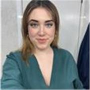 Soy estudiante universitaria y tengo experiencia trabajando como profesora de inglés para niños