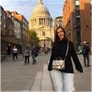 Chica titulada en estudios ingleses y capacitada para la educación por el master habilitante.