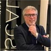 Docente e formatore, con doppia laurea ed esperienza ventennale, impartisce lezioni di Italiano, Storia, Filosofia; insegna inoltre un efficace ed innovativo metodo di studio per apprendere con facilità