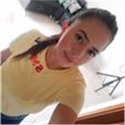 Niñera ayudamdo en las tareas escolares