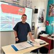 Élève en Première Générale, passionné par les langues vivantes ainsi que l'enseignement, j'ai à cœur de faire progresser !