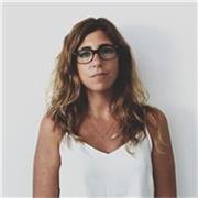 Profesora titulada en Diseño de Interiores, Arquitectura Efímera y Fotografía.