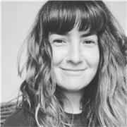 Profesora titulada en Licenciatura en Diseño de Comunicación Visual (Diseño Gráfico). Especialista en Branding.