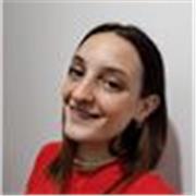 Profesora de Español da clase para niños y niñas de cualquier edad