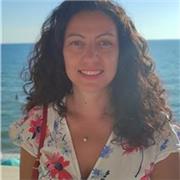 Insegnante di Yoga Vinyasa, Hatha flow. Srotola il tappetino insieme a me ed entriamo nella pratica attraverso il respiro