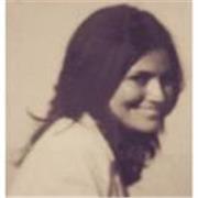 Persona seria, empatica, abituata a seguire bambini e ragazzi.