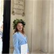 Laureata all’Università degli Studi di Napoli Federico II (Facoltà di Lettere Moderne, 110/110 e Lode) impartisce lezioni