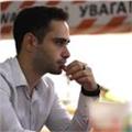 İngilizde filoloji bölümünden mezunum ve özellikle dil üzerine düşünerek öğretmeyi seviyorum. Dili ezberden ziyade günlük yaşamda kullanabileceğimiz şekilde ve daha da önemlisi yaratıcı şekilde öğretmekten keyif alıyorum. Bir dili anlamadan konuşamaz ve ö