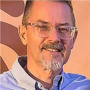 Llevo 30 años trabajando como diseñador gráfico y ahora quiero transmitir mi experiencia a personas de todas las edades.