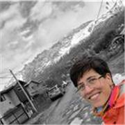 Profesora de Historia imparte clase a niños de todas las edades