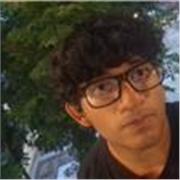 Profesor de matemáticas que da clases de reforzamiento a niños