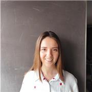Profesora con titulación de Magisterio mención en Inglés y Ciencias del Deporte.