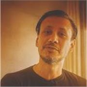 Marketero estratégico que enseña marketing práctico a alumnos