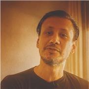 Marketero estratégico que enseña marketing práctico a alumnos