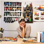 Sono un'artista freelance laureata all'Accademia di Belle Arti, preparata in tecniche pittoriche, legatoria e incisione artistica