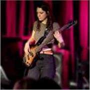 Studentessa di Basso elettrico offre lezioni per principianti di strumento e basi di teoria musicale a Roma (zona nord). 