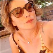 Docente di Italiano impartisce lezioni online al pomeriggio per i bambini delle elementari