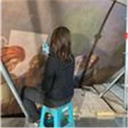 Restauratrice di dipinti su tela insenga varie tecniche di pittura