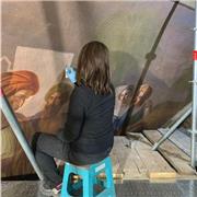 Restauratrice di dipinti su tela insenga varie tecniche di pittura