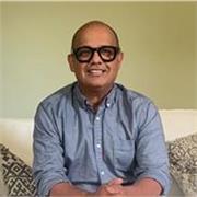 Profesor entusiasta y con más de 35 años de experiencia enseñando inglés y español a personas de diferentes edades y niveles.