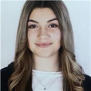 Estudiante con habilidades de matemáticas básicas imparte clases a niños de toda primaria