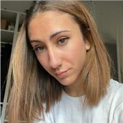 Profesora particular que ofrece classes de inglés y matemáticas a todas las edades. Graduada en bachillerato con una media de 8,7, con el nivel B2 de inglés y actualmente estudiando para obtener el certificado CAE. También estudiando la carrera de psicolo