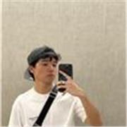 Joven con C1 en inglés que puede enseñar a niños el inglés básico 