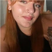 Docente di inglese impartisce lezioni di inglese per studenti di scuole medie e superiori