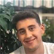 Estudiante de universidad imparte clases de matemáticas a niños de la ESO y primaria