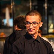 Offro lezioni presenziali o online a ragazzi, sono aperto a tutte le materie di tipo umanistico e lingua inglese.