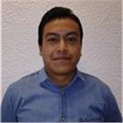 Profesor de artes plásticas imparte clases de dibujo a personas mayores de 5 años