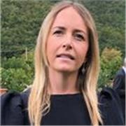 Giovane Avvocato, appassionata all'insegnamento del diritto civile e amministrativo. Paziente e disponibile. 