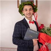 Laureato in fotografia, esperienza sul campo quasi decennale