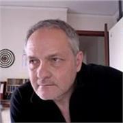 Docente di tecnologia impartisce lezioni di disegno tecnico per scuole secondarie di I° e II° grado