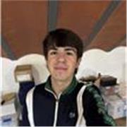 Profesor de guitarra alegre y simpático para dar clases de iniciación a personas de todas las edades.