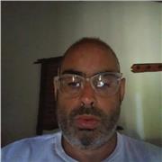 Profesor de filosofia imparte clases para adultos