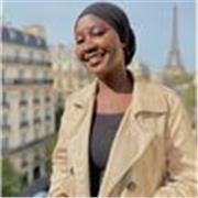 Étudiante donne des cours de soutien scolaire aux élèves de la primaires à la seconde