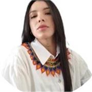 Titulaire d’un Master en Éducation, Culture et
Politique, spécialisée dans l’étude des langues natives
et leur importance culturel