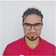Estudiante experimentado con el trato de estudiantes infantiles