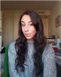 Pedagoga que imparte clases a niños de educación primaria en lengua y literatura castellana y ciencias naturales/sociales