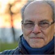 Soy un profesor universitario pensionado en el campo del desarrollo de las tecnologías de información. He hecho estudios de doctorado y complementarios sobre el impacto organizacional y social de estas tecnologías, la gestión del conocimiento y las implic