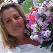 He nacido en una familia francesa y también he atendido al colegio francés, por lo tanto es mi lengua materna. Resido en Barcelona