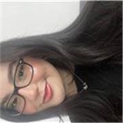 Geschichtstutorin, die Schülern hilft, die Probleme oder großes Interesse an Geschichte haben.