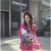 Laureata in lingue impartisce lezioni di inglese, spagnolo e italiano