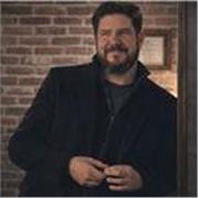 Maestro de español imparte clases a principiantes